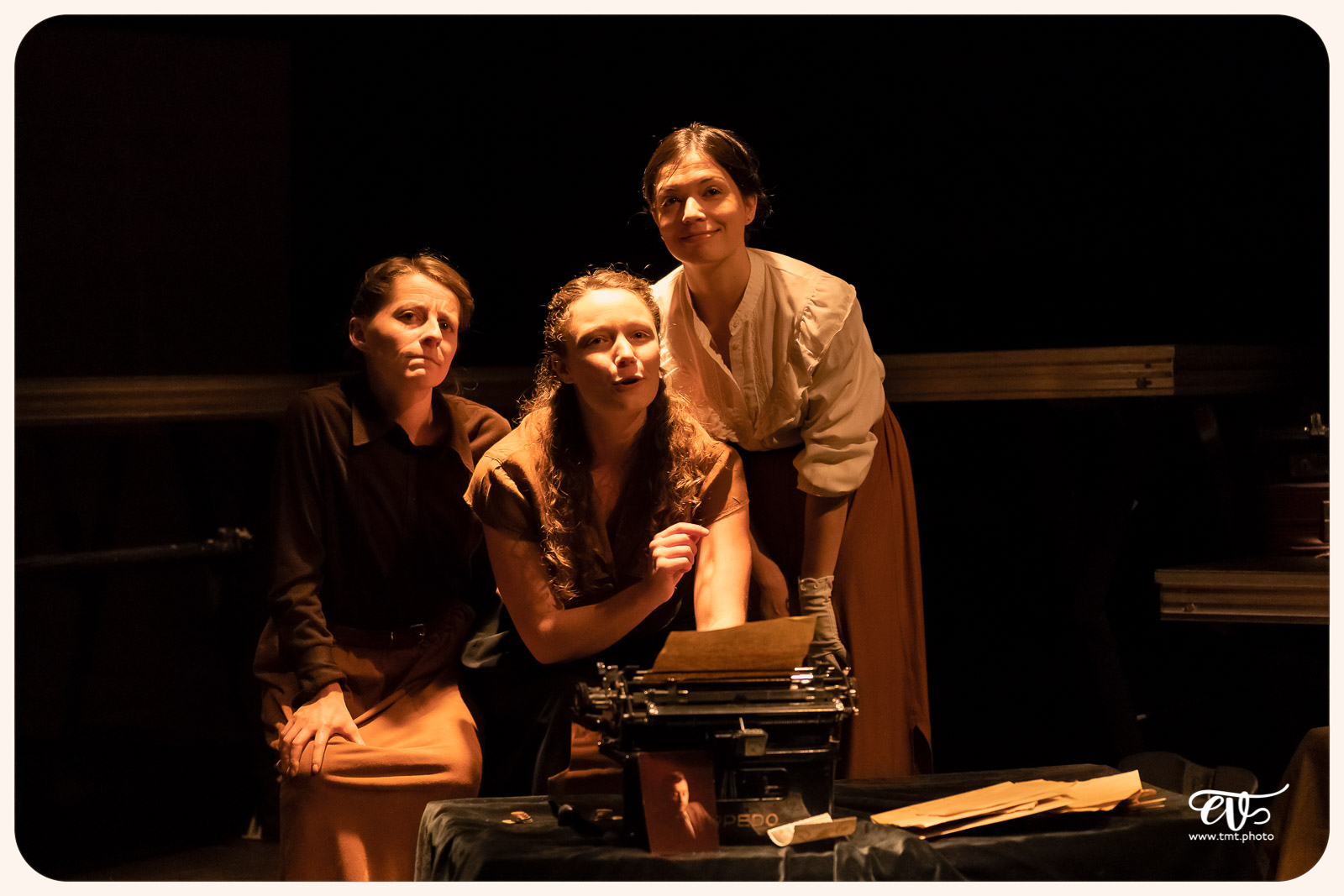 LA MESNIE H. - UN JOUR D'ÉTÉ